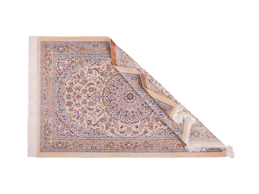 Handgeknüpfter Nain 6La Perserteppich von Khademi aus Wolle mit Seide, beige. Persischer Orientteppich mit Medaillon. Von Hand geknüpft in Iran / Persien. Größe: 165 cm x 108 cm. Teppichnummer: SB3-1056 | Jupiter Intl.