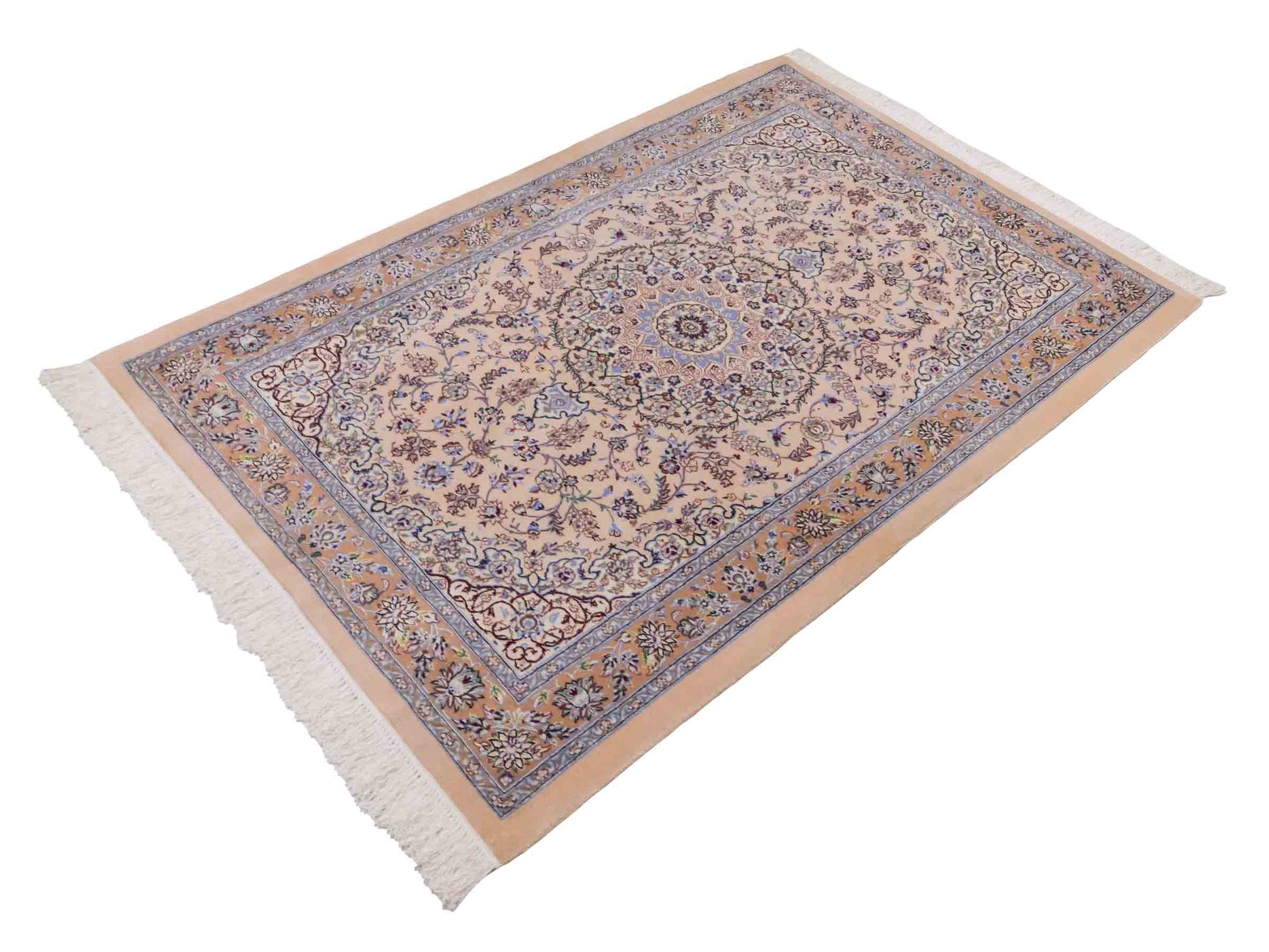 Handgeknüpfter Nain 6La Perserteppich von Khademi aus Wolle mit Seide, beige. Persischer Orientteppich mit Medaillon. Von Hand geknüpft in Iran / Persien. Größe: 165 cm x 108 cm. Teppichnummer: SB3-1056 | Jupiter Intl.