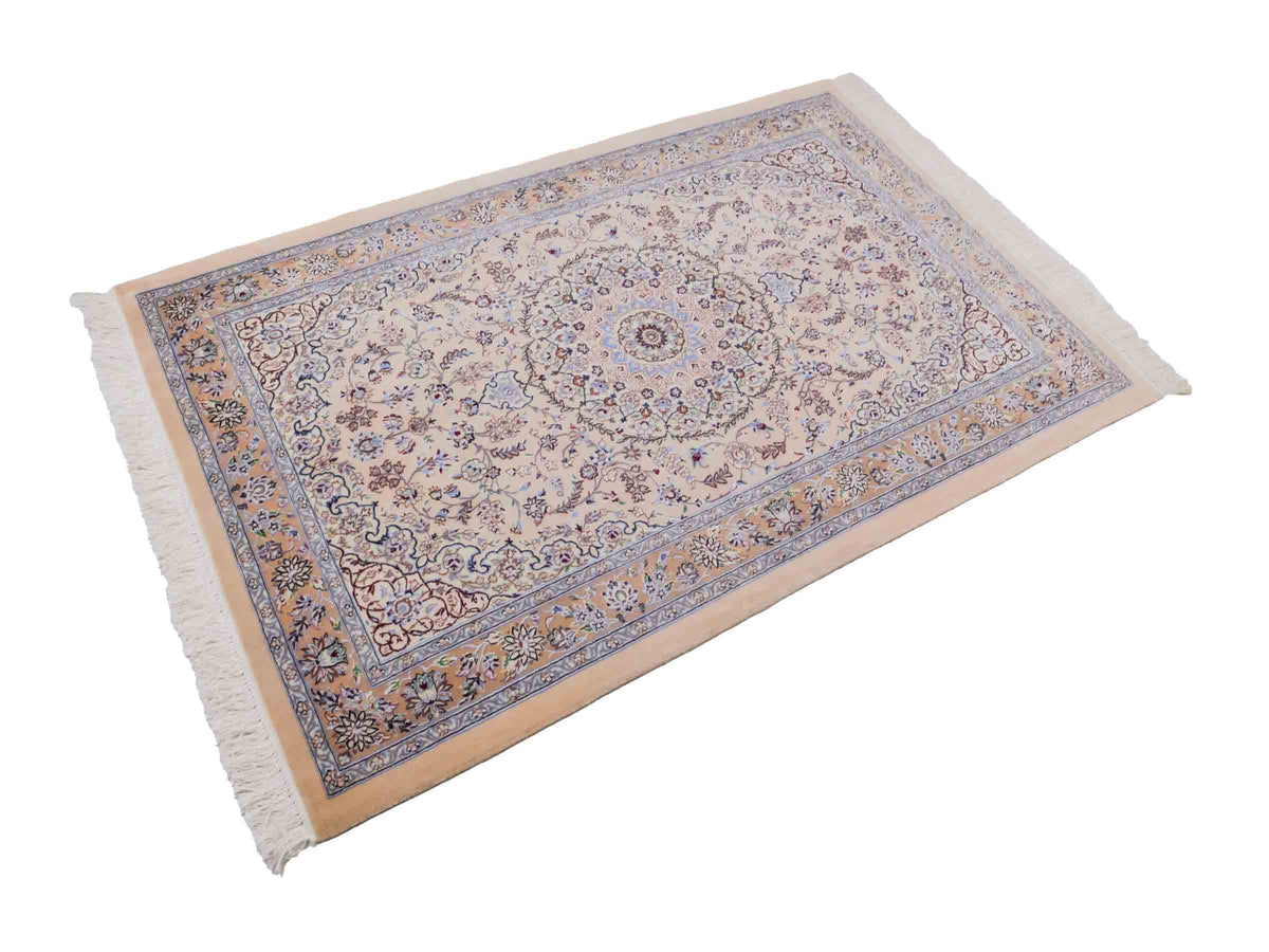 Handgeknüpfter Nain 6La Perserteppich von Khademi aus Wolle mit Seide, beige. Persischer Orientteppich mit Medaillon. Von Hand geknüpft in Iran / Persien. Größe: 165 cm x 108 cm. Teppichnummer: SB3-1056 | Jupiter Intl.