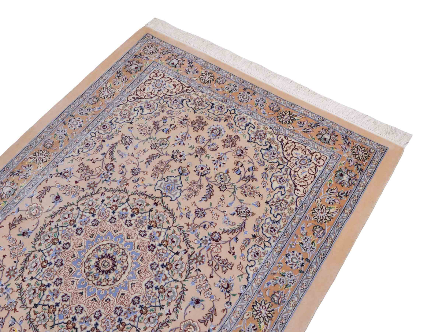 Handgeknüpfter Nain 6La Perserteppich von Khademi aus Wolle mit Seide, beige. Persischer Orientteppich mit Medaillon. Von Hand geknüpft in Iran / Persien. Größe: 165 cm x 108 cm. Teppichnummer: SB3-1056 | Jupiter Intl.