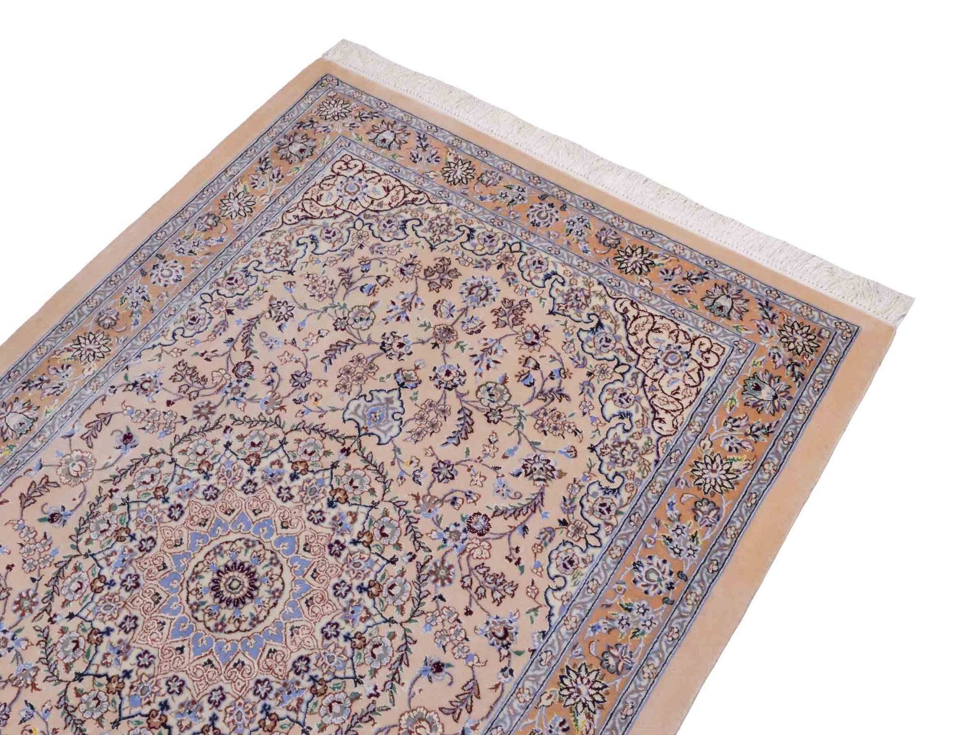 Handgeknüpfter Nain 6La Perserteppich von Khademi aus Wolle mit Seide, beige. Persischer Orientteppich mit Medaillon. Von Hand geknüpft in Iran / Persien. Größe: 165 cm x 108 cm. Teppichnummer: SB3-1056 | Jupiter Intl.