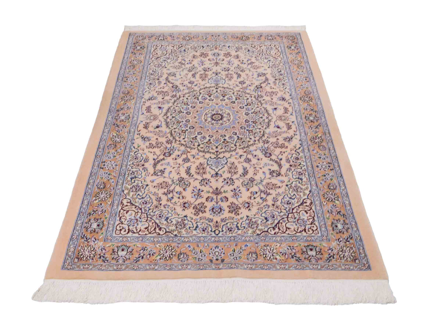 Handgeknüpfter Nain 6La Perserteppich von Khademi aus Wolle mit Seide, beige. Persischer Orientteppich mit Medaillon. Von Hand geknüpft in Iran / Persien. Größe: 165 cm x 108 cm. Teppichnummer: SB3-1056 | Jupiter Intl.