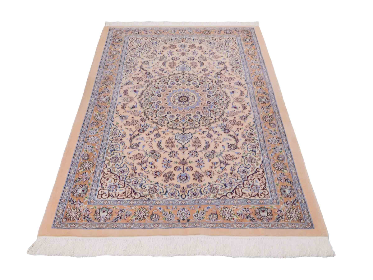 Handgeknüpfter Nain 6La Perserteppich von Khademi aus Wolle mit Seide, beige. Persischer Orientteppich mit Medaillon. Von Hand geknüpft in Iran / Persien. Größe: 165 cm x 108 cm. Teppichnummer: SB3-1056 | Jupiter Intl.