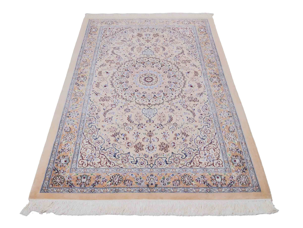 Handgeknüpfter Nain 6La Perserteppich von Khademi aus Wolle mit Seide, beige. Persischer Orientteppich mit Medaillon. Von Hand geknüpft in Iran / Persien. Größe: 165 cm x 108 cm. Teppichnummer: SB3-1056 | Jupiter Intl.