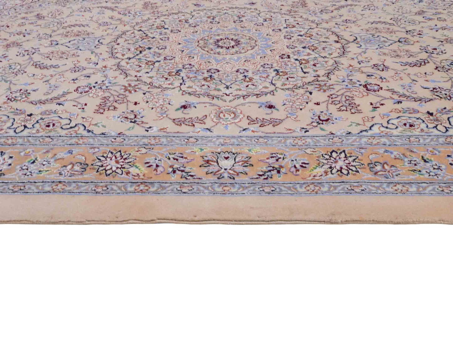 Handgeknüpfter Nain 6La Perserteppich von Khademi aus Wolle mit Seide, beige. Persischer Orientteppich mit Medaillon. Von Hand geknüpft in Iran / Persien. Größe: 165 cm x 108 cm. Teppichnummer: SB3-1056 | Jupiter Intl.