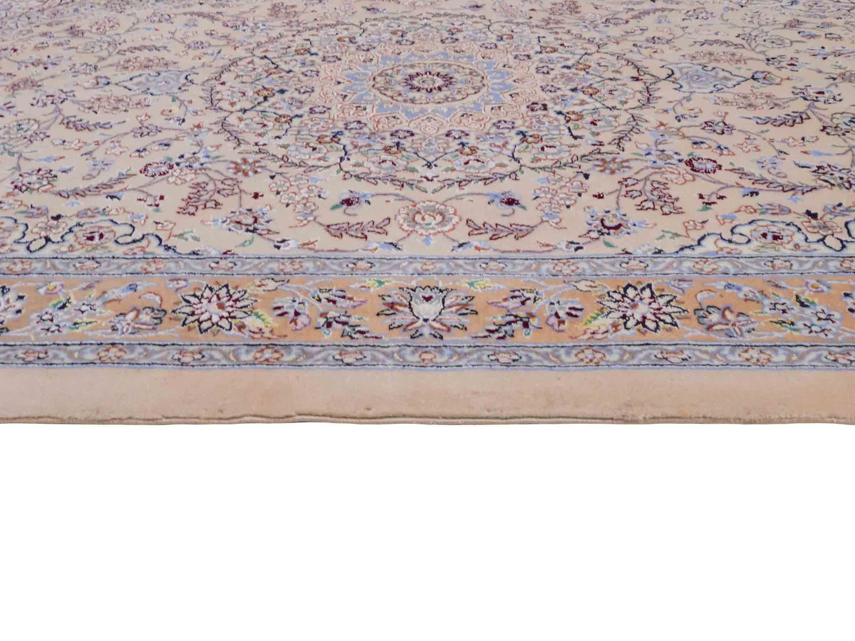 Handgeknüpfter Nain 6La Perserteppich von Khademi aus Wolle mit Seide, beige. Persischer Orientteppich mit Medaillon. Von Hand geknüpft in Iran / Persien. Größe: 165 cm x 108 cm. Teppichnummer: SB3-1056 | Jupiter Intl.