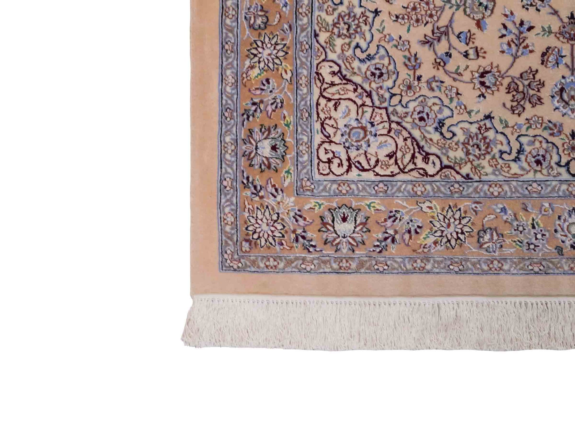 Handgeknüpfter Nain 6La Perserteppich von Khademi aus Wolle mit Seide, beige. Persischer Orientteppich mit Medaillon. Von Hand geknüpft in Iran / Persien. Größe: 165 cm x 108 cm. Teppichnummer: SB3-1056 | Jupiter Intl.