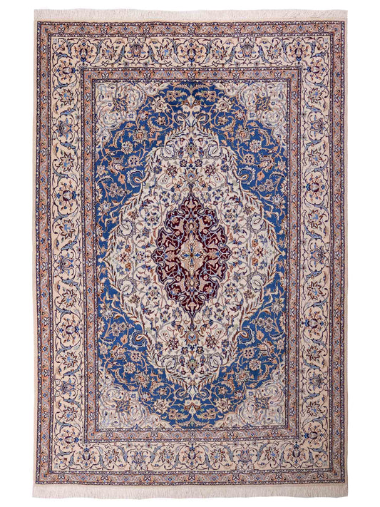 Handgeknüpfter Nain 6La Perserteppich von Khademi aus Wolle mit Seide, elfenbein-weiß-blau. Persischer Orientteppich mit Medaillon. Von Hand geknüpft in Iran / Persien. Größe: 184 cm x 127 cm. Teppichnummer: SB3-1137 | Jupiter Intl.