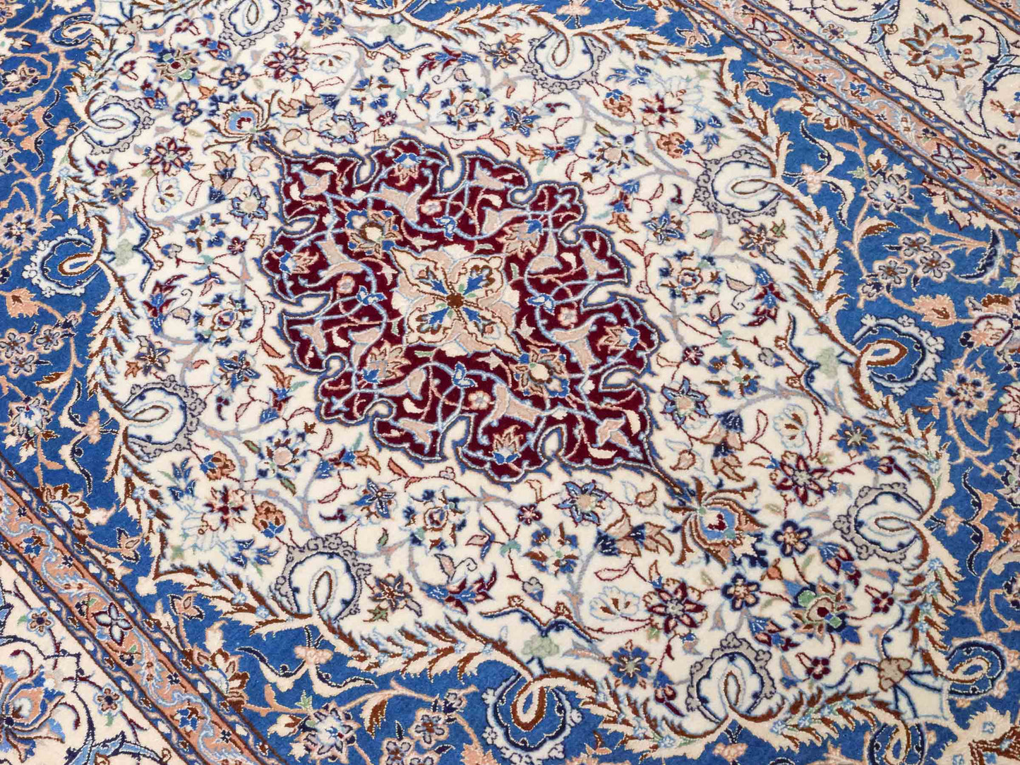 Handgeknüpfter Nain 6La Perserteppich von Khademi aus Wolle mit Seide, elfenbein-weiß-blau. Persischer Orientteppich mit Medaillon. Von Hand geknüpft in Iran / Persien. Größe: 184 cm x 127 cm. Teppichnummer: SB3-1137 | Jupiter Intl.