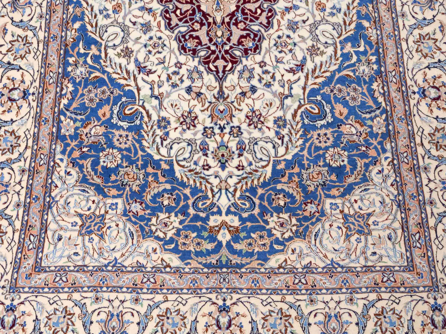 Handgeknüpfter Nain 6La Perserteppich von Khademi aus Wolle mit Seide, elfenbein-weiß-blau. Persischer Orientteppich mit Medaillon. Von Hand geknüpft in Iran / Persien. Größe: 184 cm x 127 cm. Teppichnummer: SB3-1137 | Jupiter Intl.