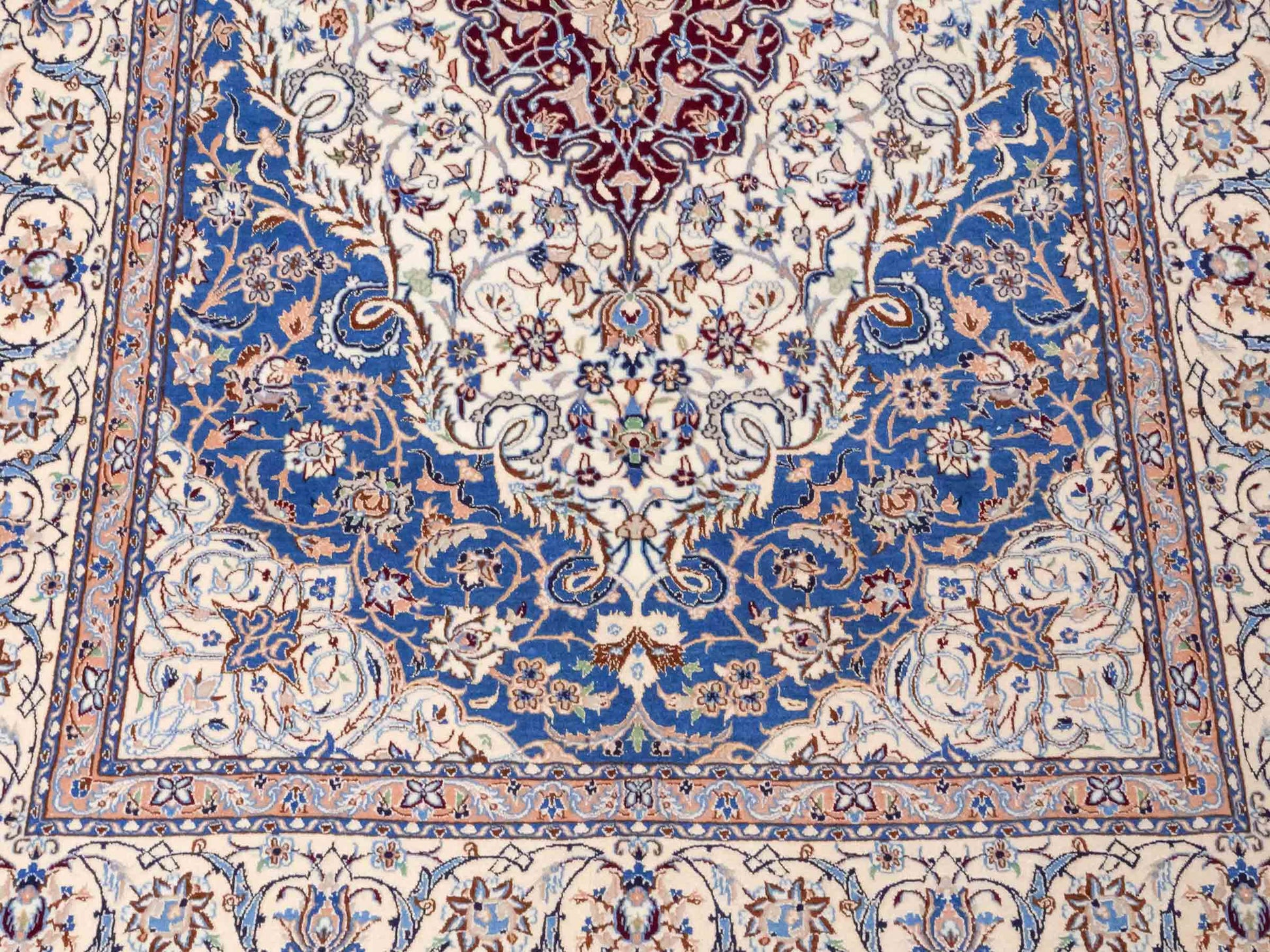 Handgeknüpfter Nain 6La Perserteppich von Khademi aus Wolle mit Seide, elfenbein-weiß-blau. Persischer Orientteppich mit Medaillon. Von Hand geknüpft in Iran / Persien. Größe: 184 cm x 127 cm. Teppichnummer: SB3-1137 | Jupiter Intl.