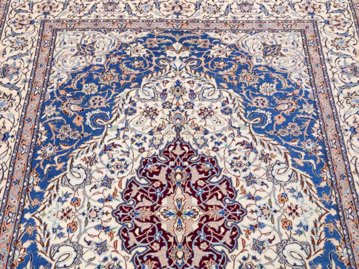 Handgeknüpfter Nain 6La Perserteppich von Khademi aus Wolle mit Seide, elfenbein-weiß-blau. Persischer Orientteppich mit Medaillon. Von Hand geknüpft in Iran / Persien. Größe: 184 cm x 127 cm. Teppichnummer: SB3-1137 | Jupiter Intl.