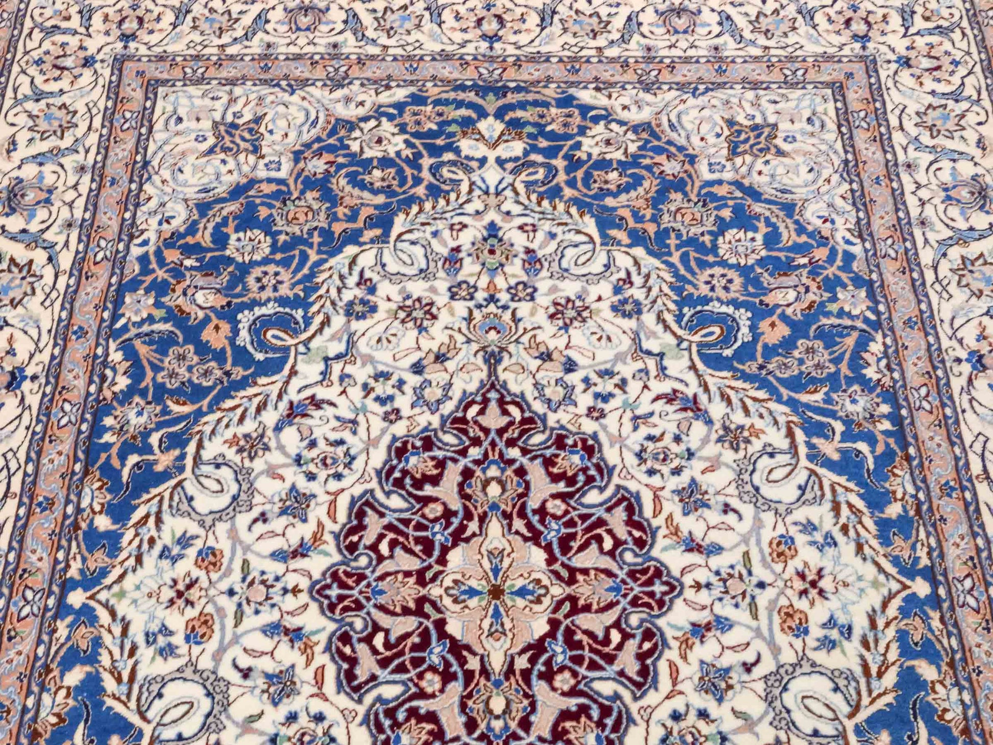 Handgeknüpfter Nain 6La Perserteppich von Khademi aus Wolle mit Seide, elfenbein-weiß-blau. Persischer Orientteppich mit Medaillon. Von Hand geknüpft in Iran / Persien. Größe: 184 cm x 127 cm. Teppichnummer: SB3-1137 | Jupiter Intl.