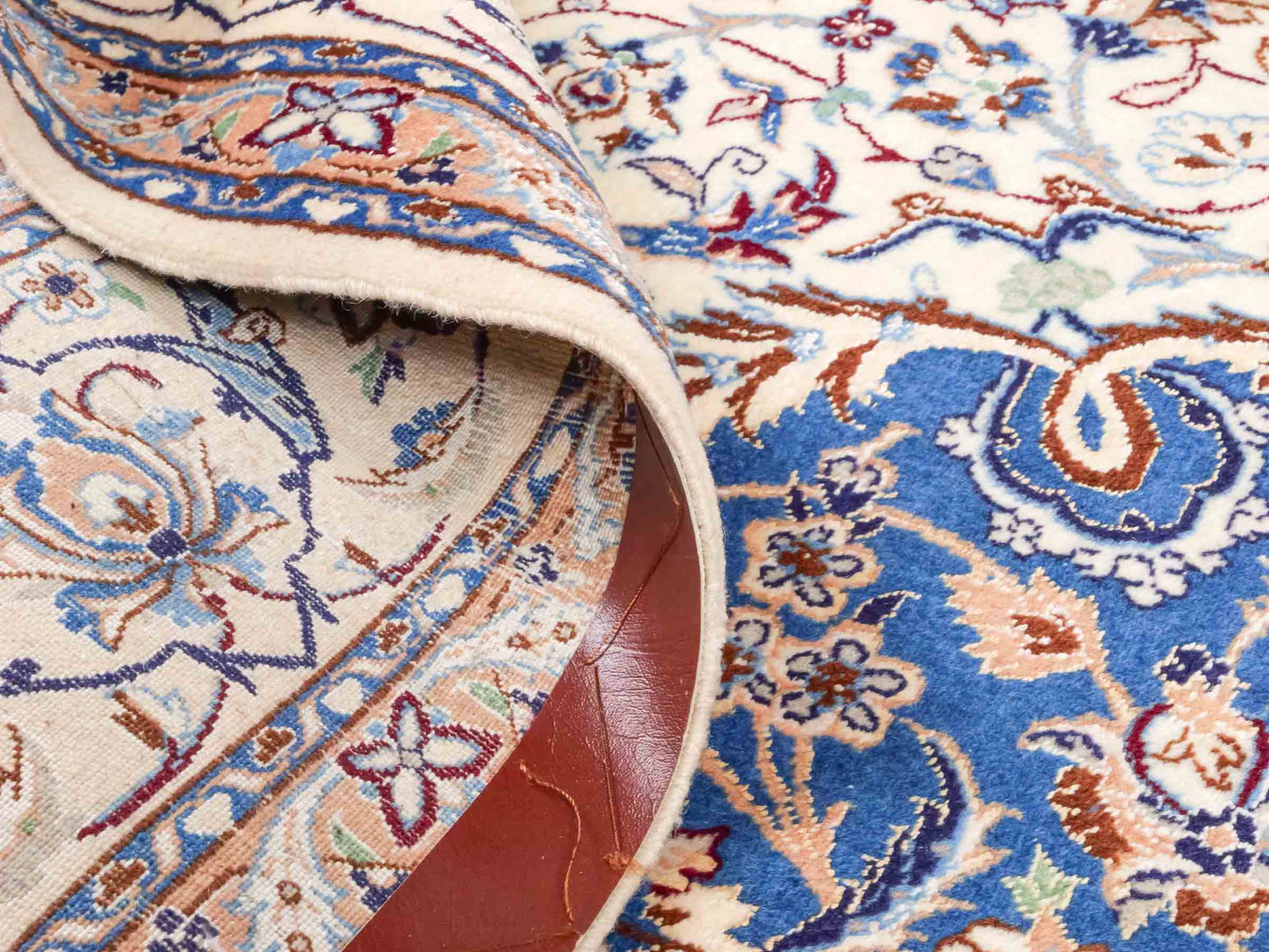 Handgeknüpfter Nain 6La Perserteppich von Khademi aus Wolle mit Seide, elfenbein-weiß-blau. Persischer Orientteppich mit Medaillon. Von Hand geknüpft in Iran / Persien. Größe: 184 cm x 127 cm. Teppichnummer: SB3-1137 | Jupiter Intl.
