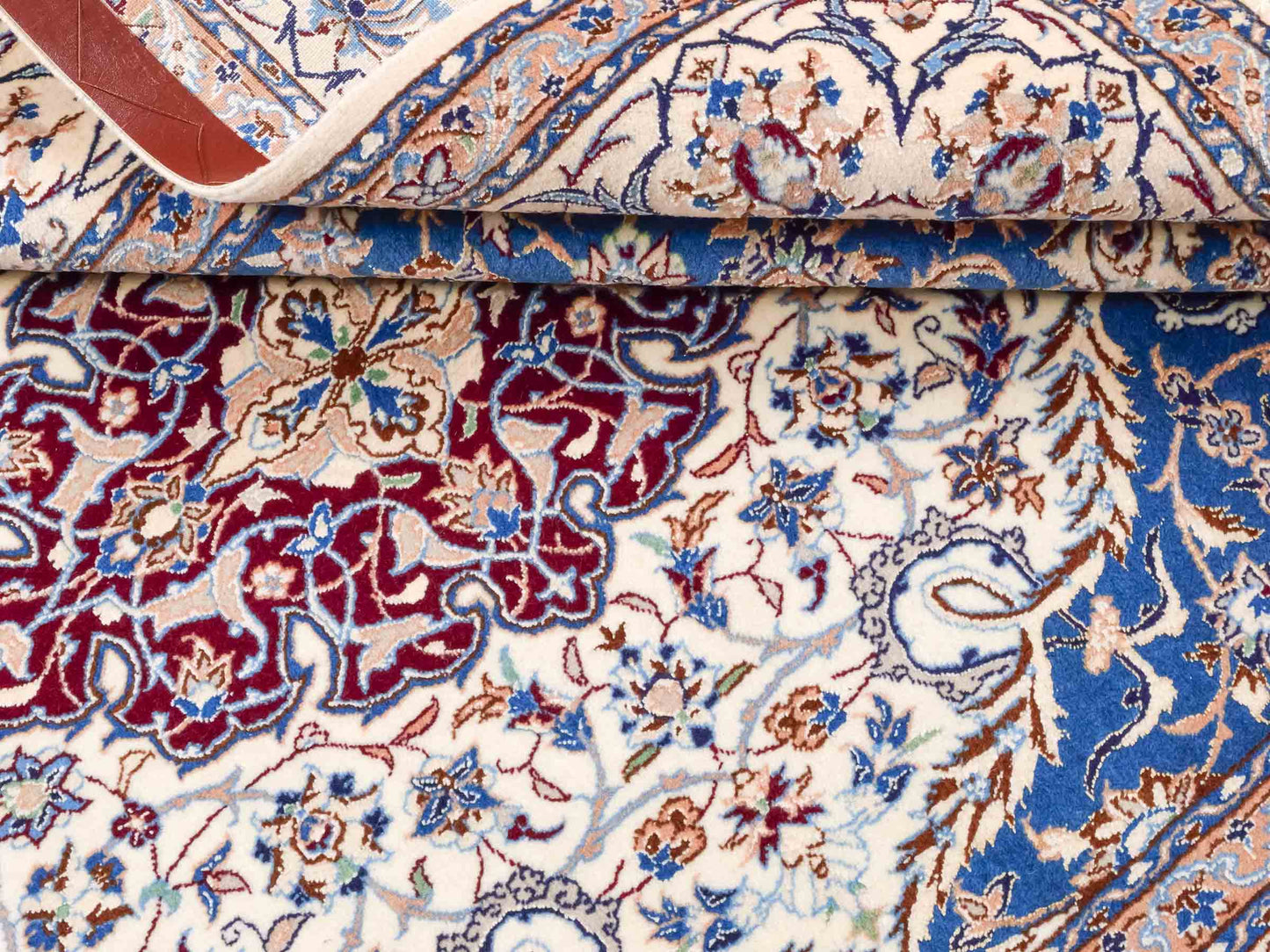 Handgeknüpfter Nain 6La Perserteppich von Khademi aus Wolle mit Seide, elfenbein-weiß-blau. Persischer Orientteppich mit Medaillon. Von Hand geknüpft in Iran / Persien. Größe: 184 cm x 127 cm. Teppichnummer: SB3-1137 | Jupiter Intl.