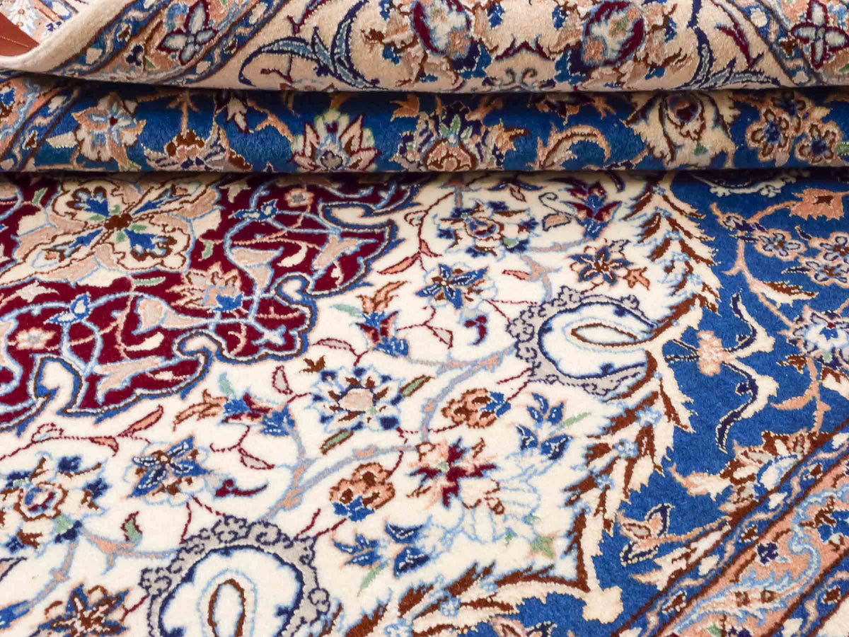 Handgeknüpfter Nain 6La Perserteppich von Khademi aus Wolle mit Seide, elfenbein-weiß-blau. Persischer Orientteppich mit Medaillon. Von Hand geknüpft in Iran / Persien. Größe: 184 cm x 127 cm. Teppichnummer: SB3-1137 | Jupiter Intl.