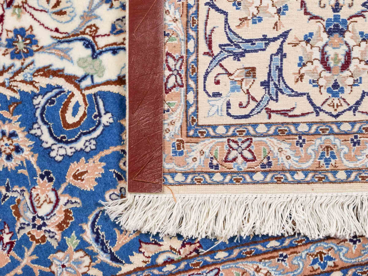Handgeknüpfter Nain 6La Perserteppich von Khademi aus Wolle mit Seide, elfenbein-weiß-blau. Persischer Orientteppich mit Medaillon. Von Hand geknüpft in Iran / Persien. Größe: 184 cm x 127 cm. Teppichnummer: SB3-1137 | Jupiter Intl.