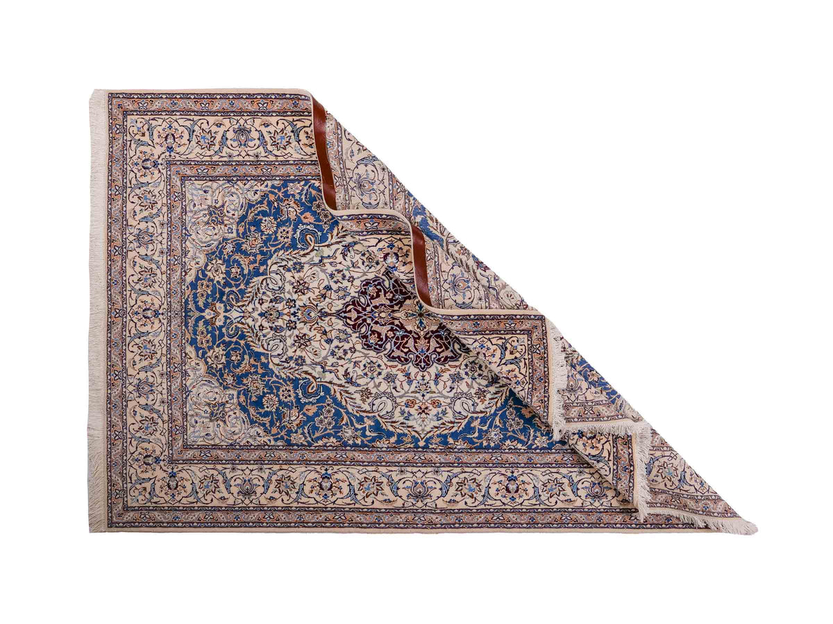 Handgeknüpfter Nain 6La Perserteppich von Khademi aus Wolle mit Seide, elfenbein-weiß-blau. Persischer Orientteppich mit Medaillon. Von Hand geknüpft in Iran / Persien. Größe: 184 cm x 127 cm. Teppichnummer: SB3-1137 | Jupiter Intl.