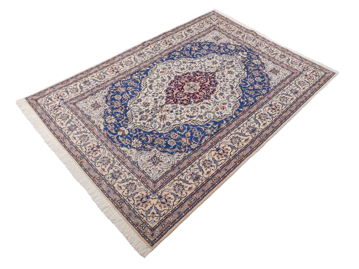 Handgeknüpfter Nain 6La Perserteppich von Khademi aus Wolle mit Seide, elfenbein-weiß-blau. Persischer Orientteppich mit Medaillon. Von Hand geknüpft in Iran / Persien. Größe: 184 cm x 127 cm. Teppichnummer: SB3-1137 | Jupiter Intl.