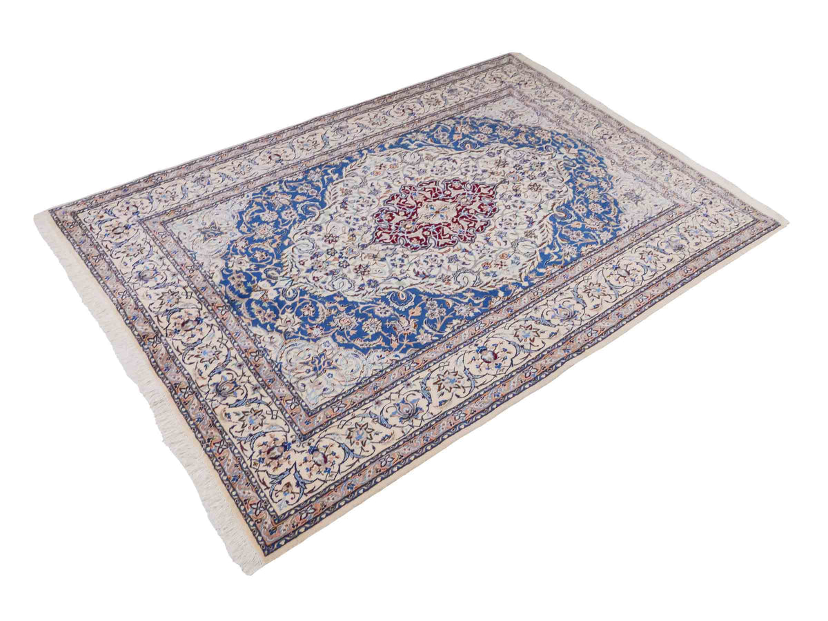 Handgeknüpfter Nain 6La Perserteppich von Khademi aus Wolle mit Seide, elfenbein-weiß-blau. Persischer Orientteppich mit Medaillon. Von Hand geknüpft in Iran / Persien. Größe: 184 cm x 127 cm. Teppichnummer: SB3-1137 | Jupiter Intl.