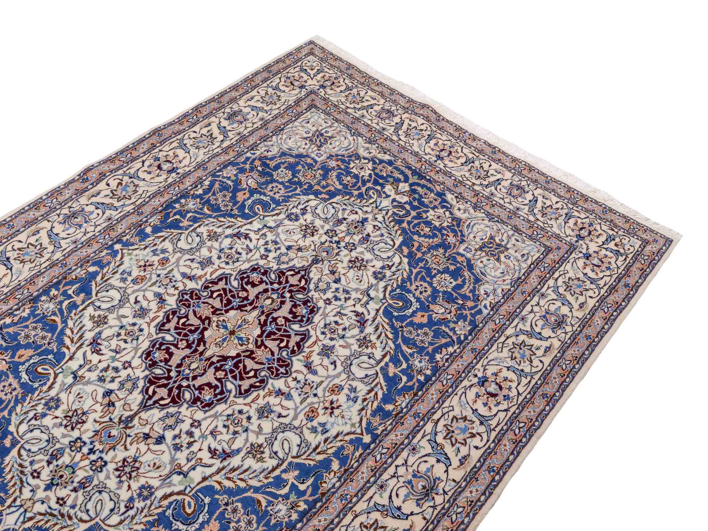 Handgeknüpfter Nain 6La Perserteppich von Khademi aus Wolle mit Seide, elfenbein-weiß-blau. Persischer Orientteppich mit Medaillon. Von Hand geknüpft in Iran / Persien. Größe: 184 cm x 127 cm. Teppichnummer: SB3-1137 | Jupiter Intl.