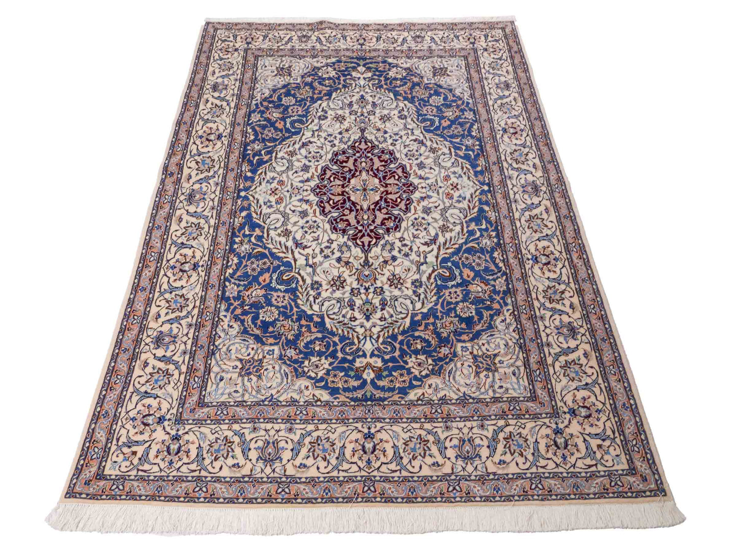 Handgeknüpfter Nain 6La Perserteppich von Khademi aus Wolle mit Seide, elfenbein-weiß-blau. Persischer Orientteppich mit Medaillon. Von Hand geknüpft in Iran / Persien. Größe: 184 cm x 127 cm. Teppichnummer: SB3-1137 | Jupiter Intl.