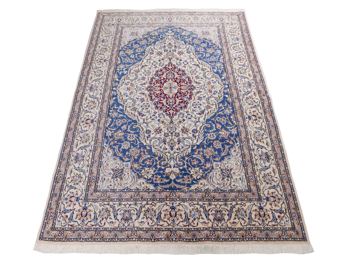 Handgeknüpfter Nain 6La Perserteppich von Khademi aus Wolle mit Seide, elfenbein-weiß-blau. Persischer Orientteppich mit Medaillon. Von Hand geknüpft in Iran / Persien. Größe: 184 cm x 127 cm. Teppichnummer: SB3-1137 | Jupiter Intl.