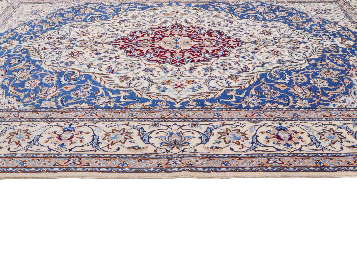 Handgeknüpfter Nain 6La Perserteppich von Khademi aus Wolle mit Seide, elfenbein-weiß-blau. Persischer Orientteppich mit Medaillon. Von Hand geknüpft in Iran / Persien. Größe: 184 cm x 127 cm. Teppichnummer: SB3-1137 | Jupiter Intl.
