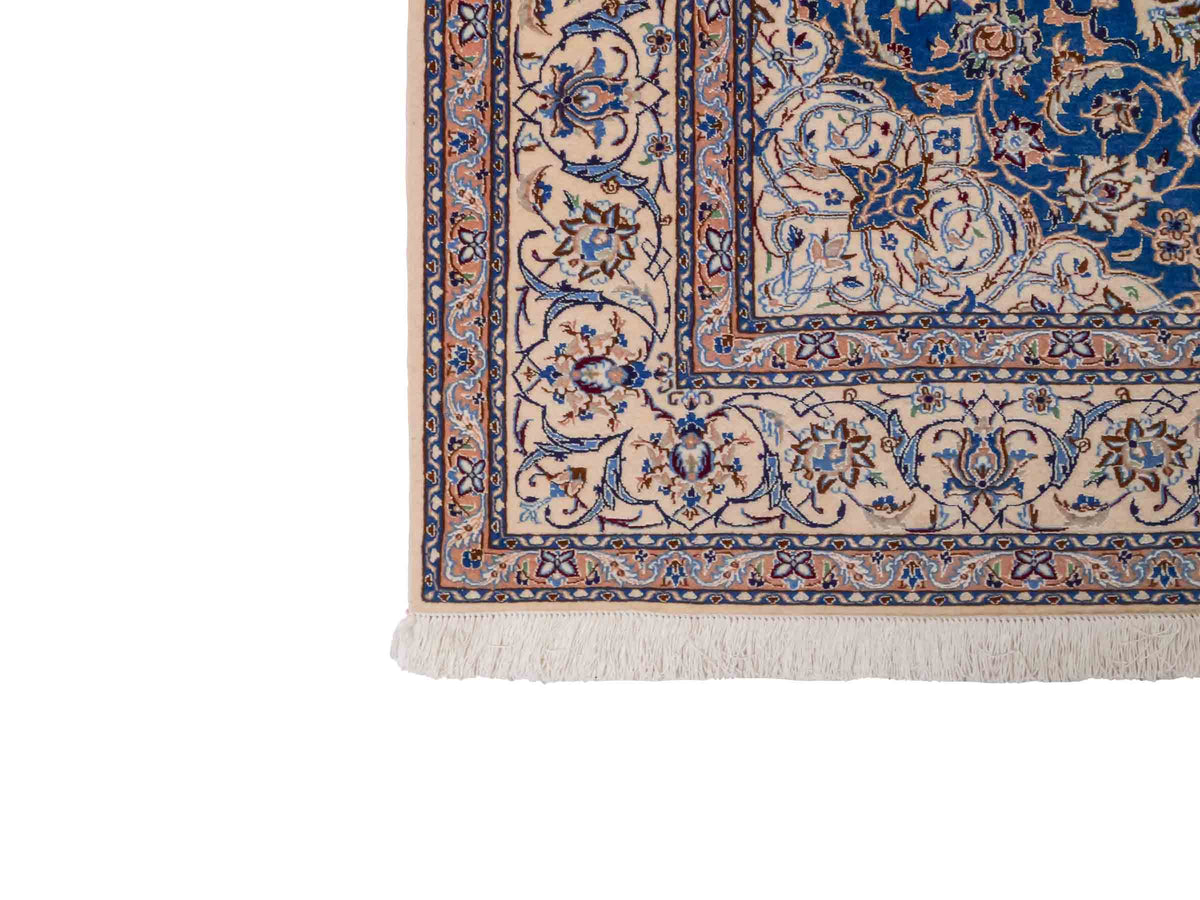 Handgeknüpfter Nain 6La Perserteppich von Khademi aus Wolle mit Seide, elfenbein-weiß-blau. Persischer Orientteppich mit Medaillon. Von Hand geknüpft in Iran / Persien. Größe: 184 cm x 127 cm. Teppichnummer: SB3-1137 | Jupiter Intl.