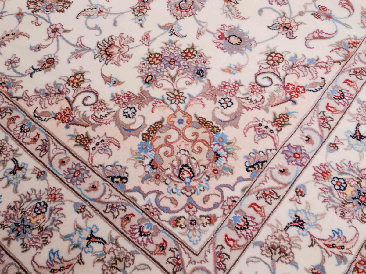 Handgeknüpfter Nain 6La Perserteppich von Khademi aus Wolle mit Seide, cremeweiß-beige. Persischer Orientteppich mit Medaillon. Von Hand geknüpft in Iran / Persien. Größe: 240 cm x 168 cm. Teppichnummer: SB3-1078 | Jupiter Intl.
