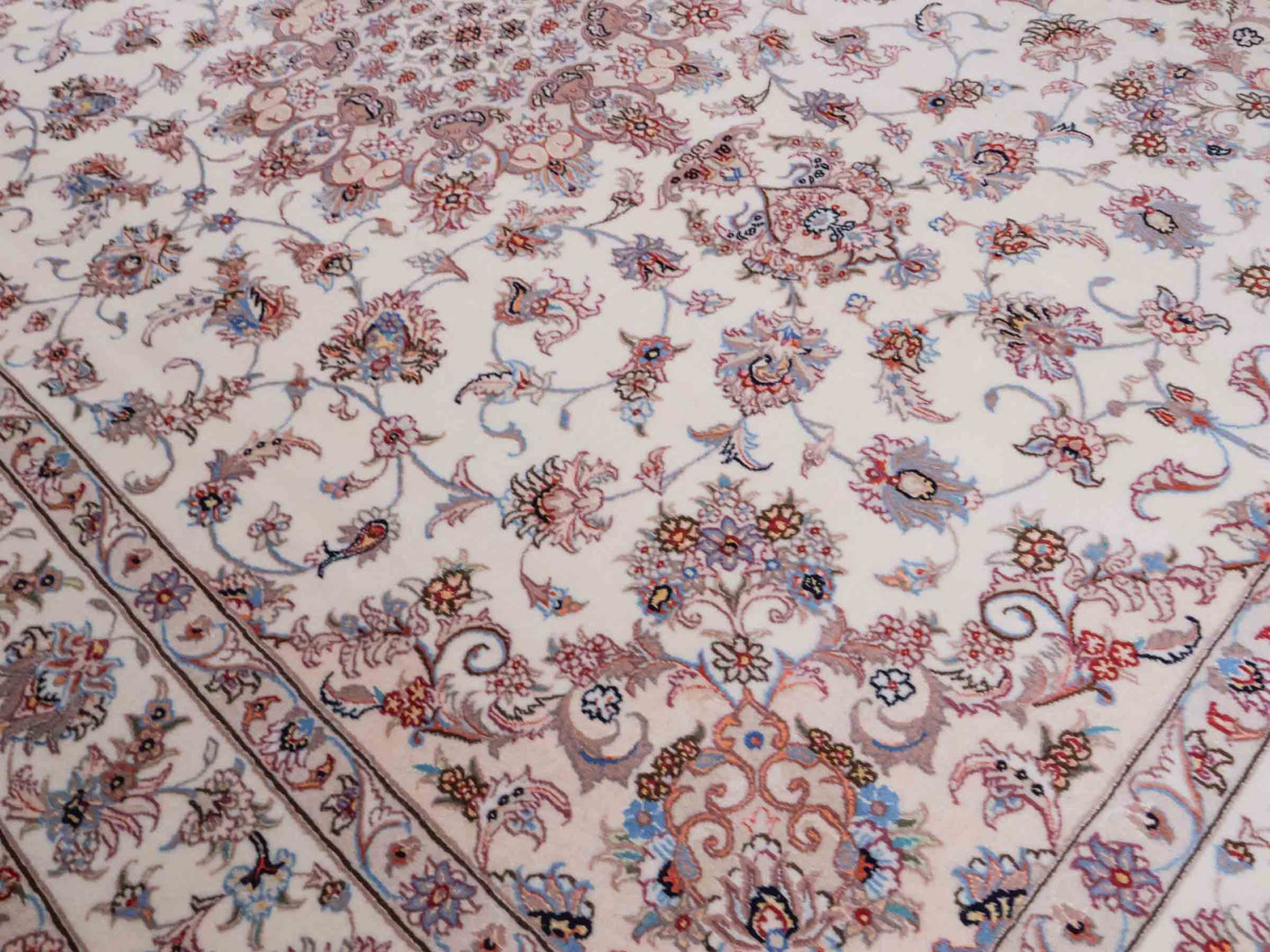 Handgeknüpfter Nain 6La Perserteppich von Khademi aus Wolle mit Seide, cremeweiß-beige. Persischer Orientteppich mit Medaillon. Von Hand geknüpft in Iran / Persien. Größe: 240 cm x 168 cm. Teppichnummer: SB3-1078 | Jupiter Intl.