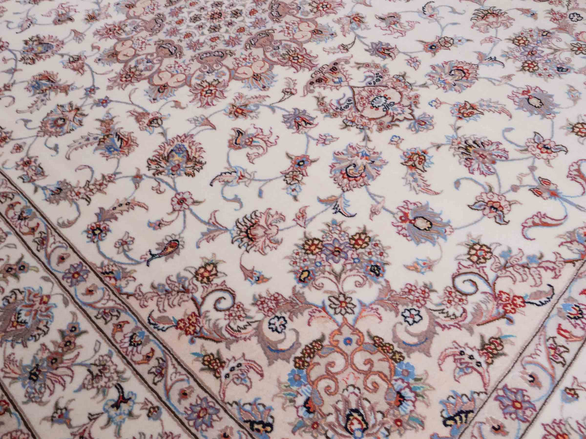 Handgeknüpfter Nain 6La Perserteppich von Khademi aus Wolle mit Seide, cremeweiß-beige. Persischer Orientteppich mit Medaillon. Von Hand geknüpft in Iran / Persien. Größe: 240 cm x 168 cm. Teppichnummer: SB3-1078 | Jupiter Intl.