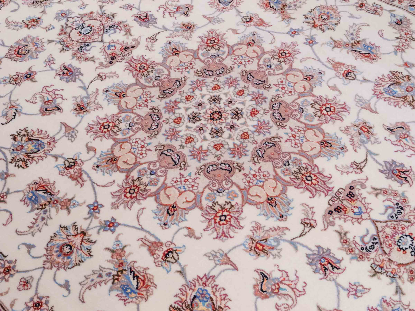 Handgeknüpfter Nain 6La Perserteppich von Khademi aus Wolle mit Seide, cremeweiß-beige. Persischer Orientteppich mit Medaillon. Von Hand geknüpft in Iran / Persien. Größe: 240 cm x 168 cm. Teppichnummer: SB3-1078 | Jupiter Intl.