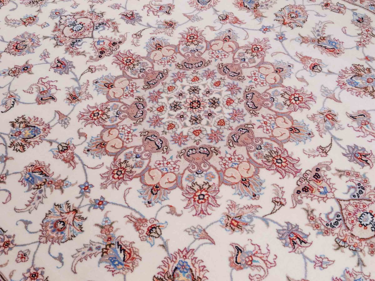 Handgeknüpfter Nain 6La Perserteppich von Khademi aus Wolle mit Seide, cremeweiß-beige. Persischer Orientteppich mit Medaillon. Von Hand geknüpft in Iran / Persien. Größe: 240 cm x 168 cm. Teppichnummer: SB3-1078 | Jupiter Intl.