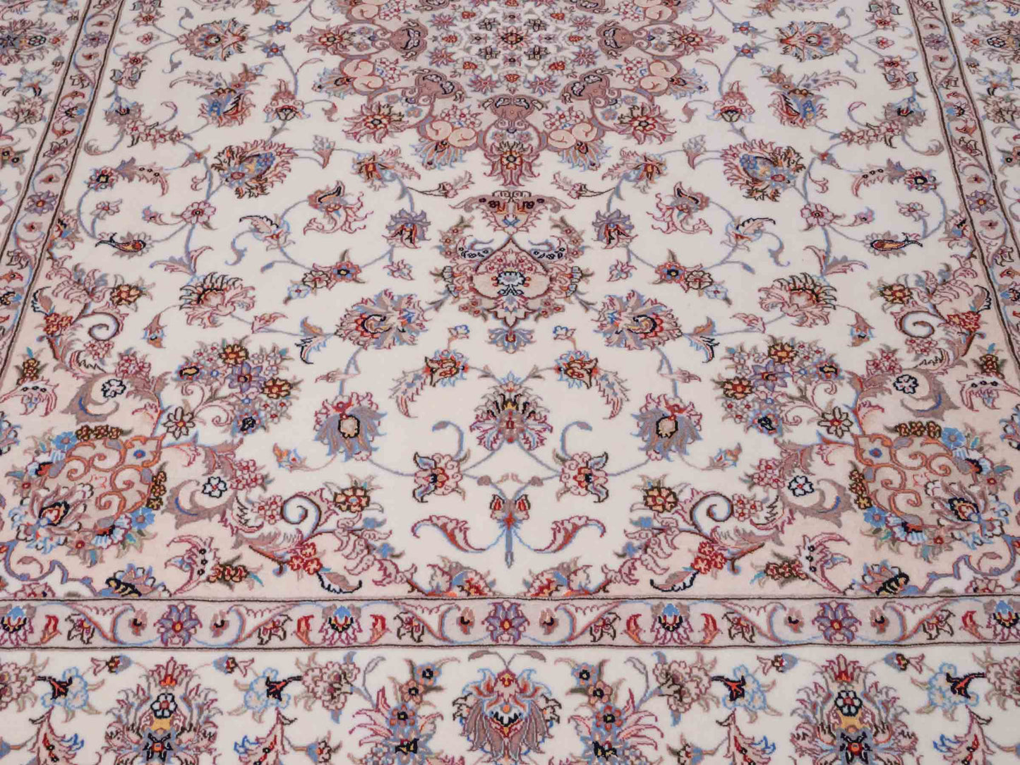 Handgeknüpfter Nain 6La Perserteppich von Khademi aus Wolle mit Seide, cremeweiß-beige. Persischer Orientteppich mit Medaillon. Von Hand geknüpft in Iran / Persien. Größe: 240 cm x 168 cm. Teppichnummer: SB3-1078 | Jupiter Intl.