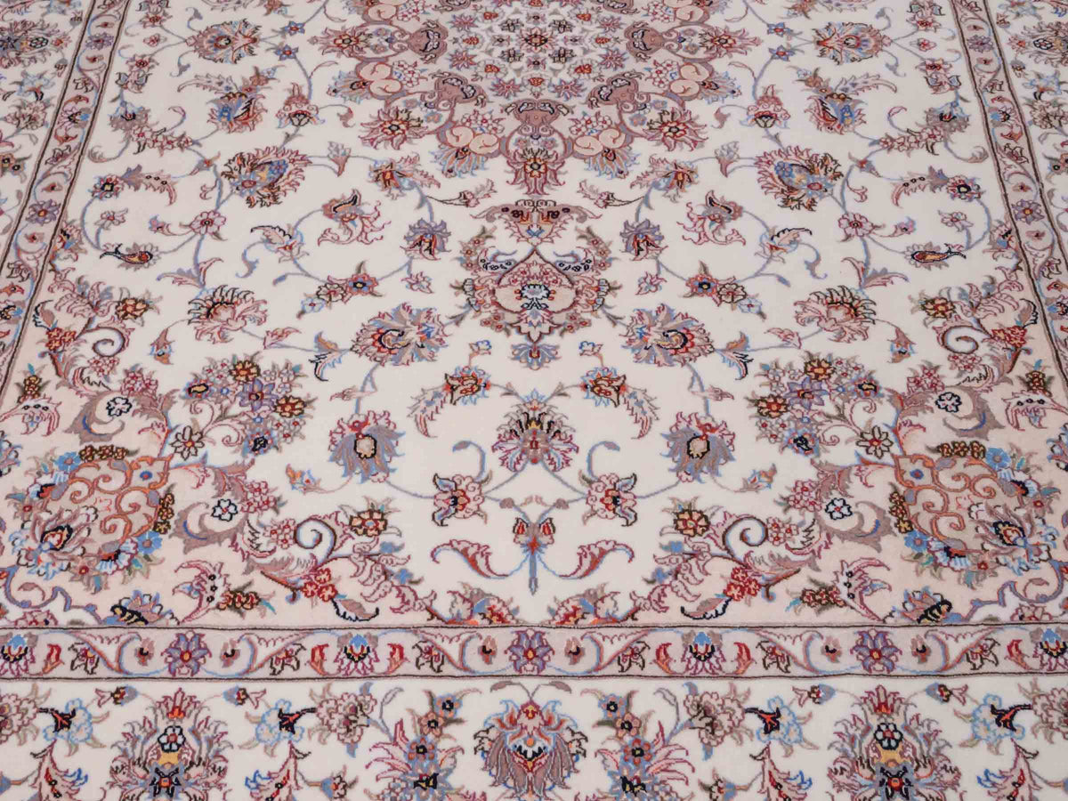 Handgeknüpfter Nain 6La Perserteppich von Khademi aus Wolle mit Seide, cremeweiß-beige. Persischer Orientteppich mit Medaillon. Von Hand geknüpft in Iran / Persien. Größe: 240 cm x 168 cm. Teppichnummer: SB3-1078 | Jupiter Intl.