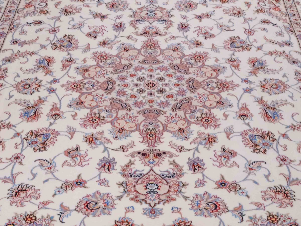 Handgeknüpfter Nain 6La Perserteppich von Khademi aus Wolle mit Seide, cremeweiß-beige. Persischer Orientteppich mit Medaillon. Von Hand geknüpft in Iran / Persien. Größe: 240 cm x 168 cm. Teppichnummer: SB3-1078 | Jupiter Intl.