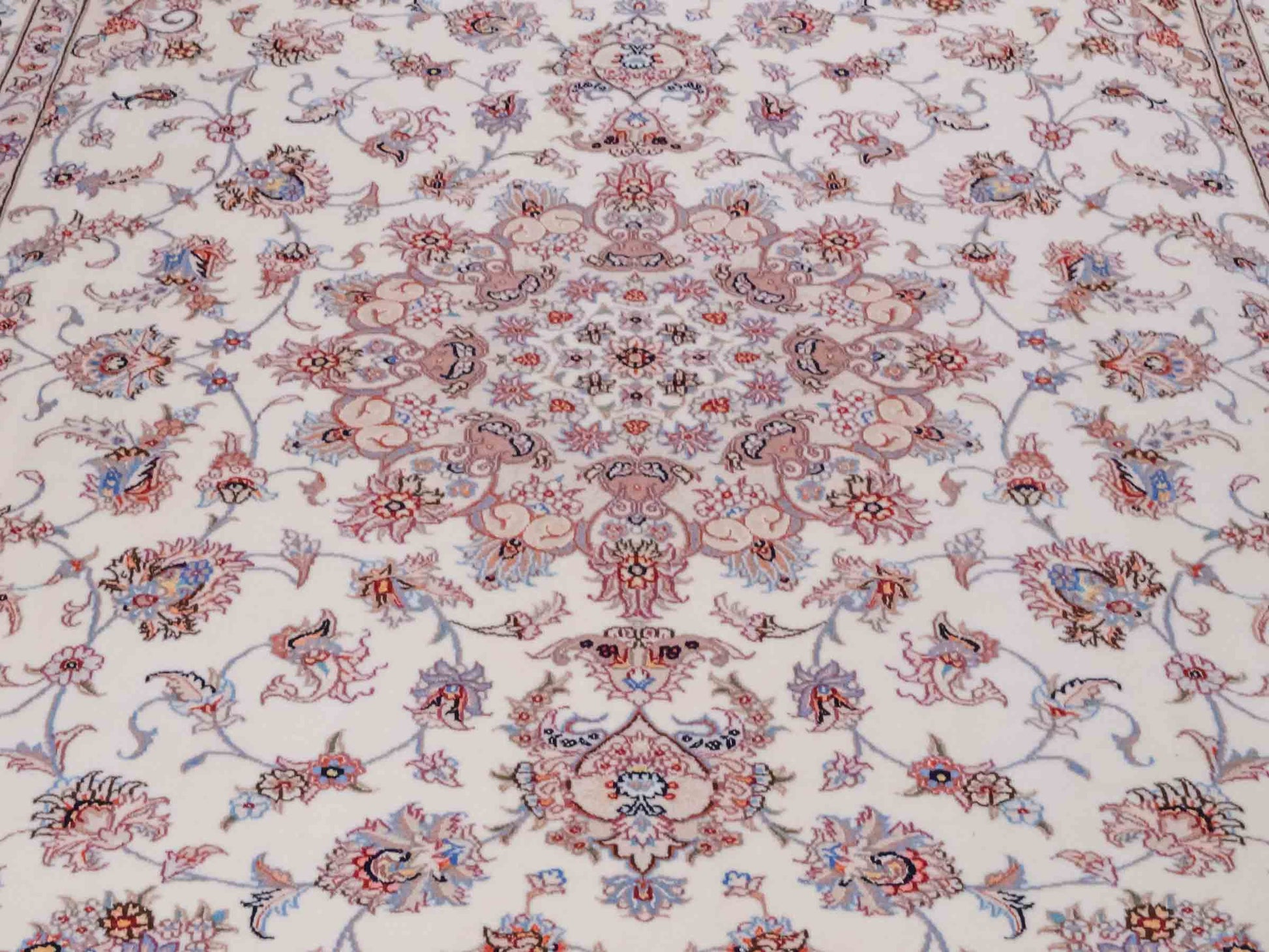 Handgeknüpfter Nain 6La Perserteppich von Khademi aus Wolle mit Seide, cremeweiß-beige. Persischer Orientteppich mit Medaillon. Von Hand geknüpft in Iran / Persien. Größe: 240 cm x 168 cm. Teppichnummer: SB3-1078 | Jupiter Intl.
