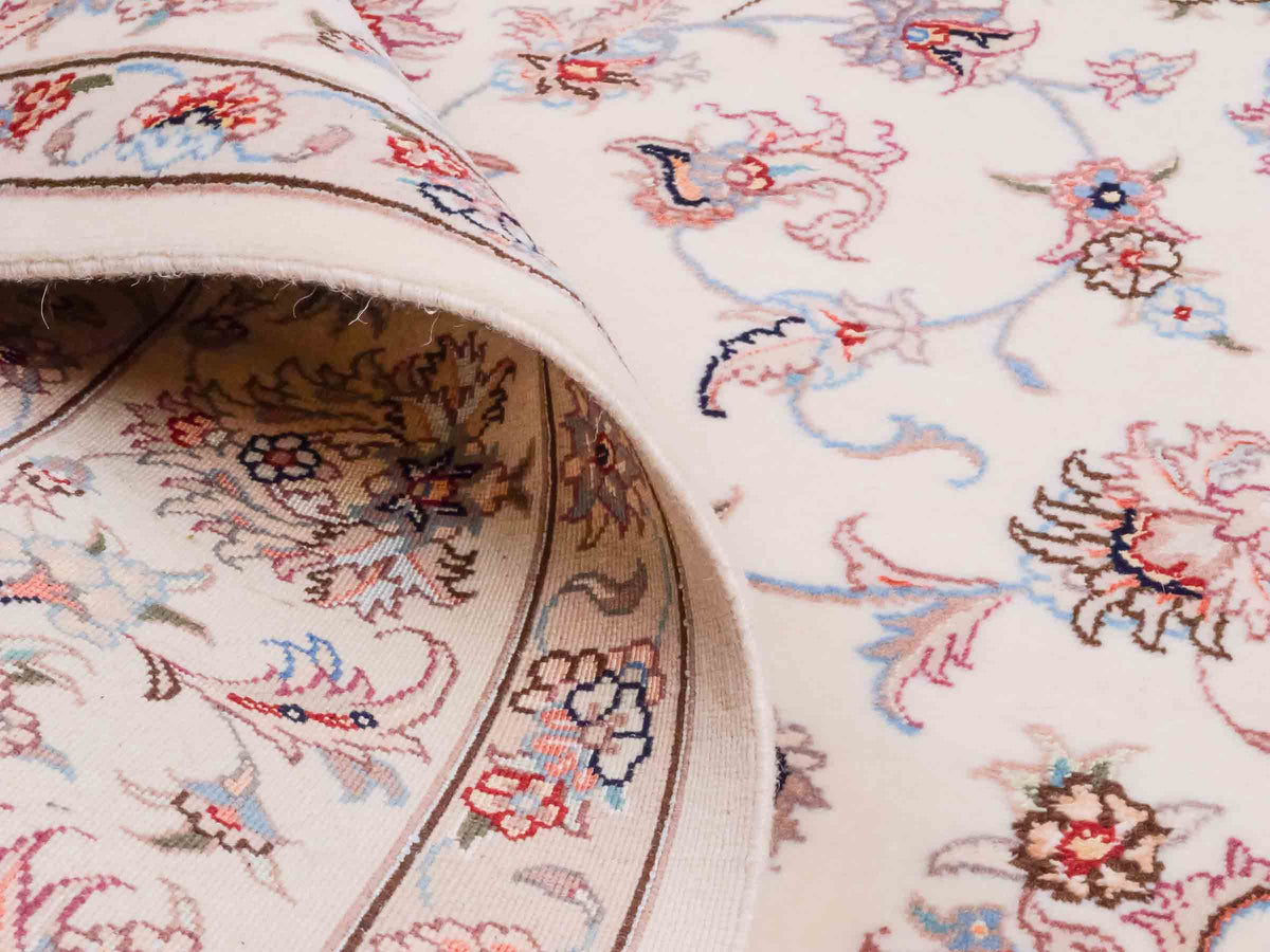 Handgeknüpfter Nain 6La Perserteppich von Khademi aus Wolle mit Seide, cremeweiß-beige. Persischer Orientteppich mit Medaillon. Von Hand geknüpft in Iran / Persien. Größe: 240 cm x 168 cm. Teppichnummer: SB3-1078 | Jupiter Intl.