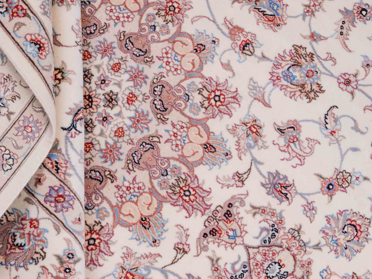 Handgeknüpfter Nain 6La Perserteppich von Khademi aus Wolle mit Seide, cremeweiß-beige. Persischer Orientteppich mit Medaillon. Von Hand geknüpft in Iran / Persien. Größe: 240 cm x 168 cm. Teppichnummer: SB3-1078 | Jupiter Intl.