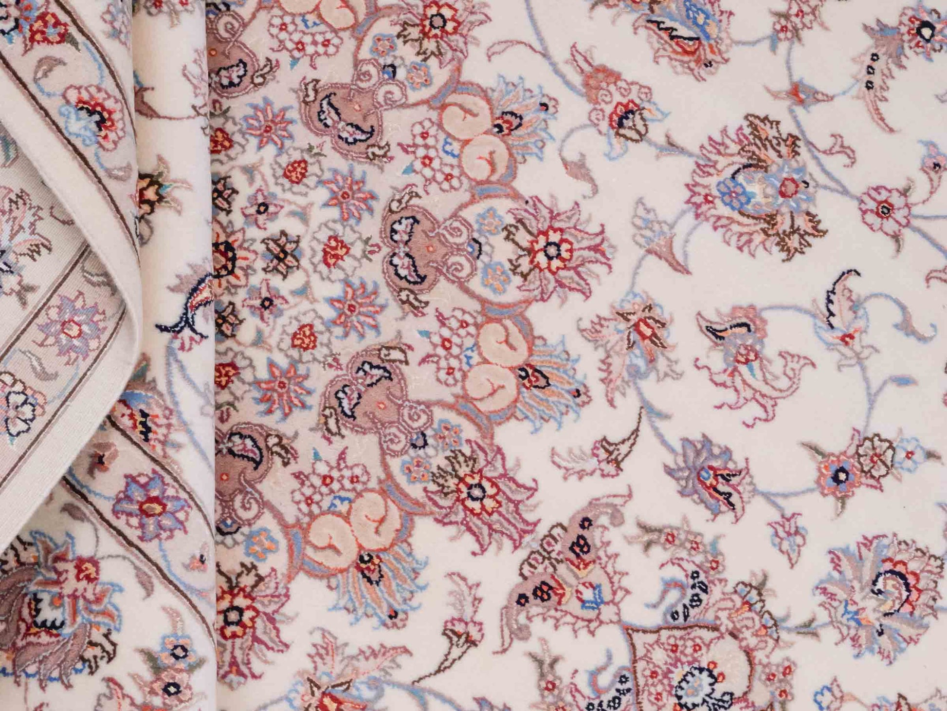 Handgeknüpfter Nain 6La Perserteppich von Khademi aus Wolle mit Seide, cremeweiß-beige. Persischer Orientteppich mit Medaillon. Von Hand geknüpft in Iran / Persien. Größe: 240 cm x 168 cm. Teppichnummer: SB3-1078 | Jupiter Intl.