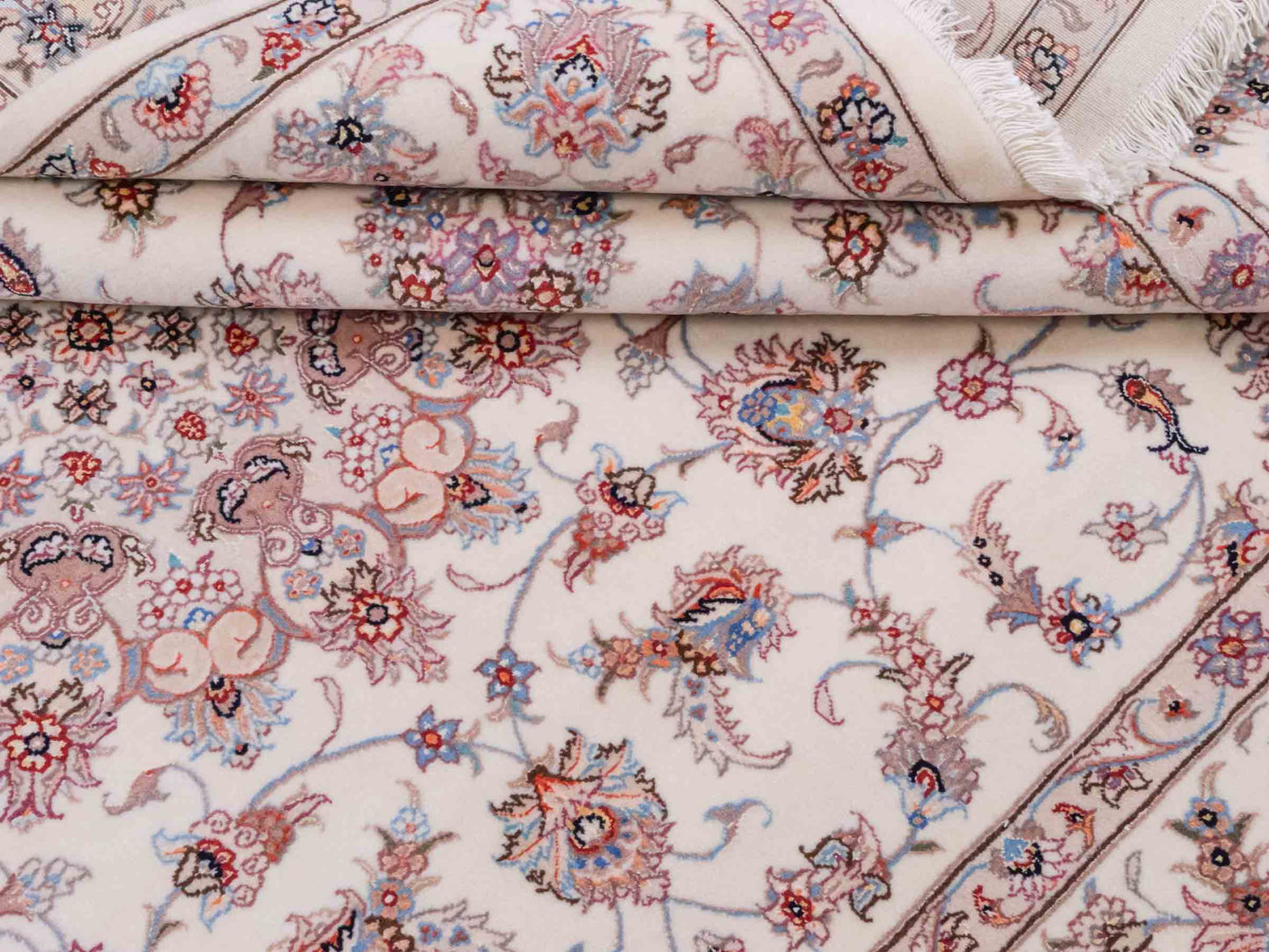 Handgeknüpfter Nain 6La Perserteppich von Khademi aus Wolle mit Seide, cremeweiß-beige. Persischer Orientteppich mit Medaillon. Von Hand geknüpft in Iran / Persien. Größe: 240 cm x 168 cm. Teppichnummer: SB3-1078 | Jupiter Intl.