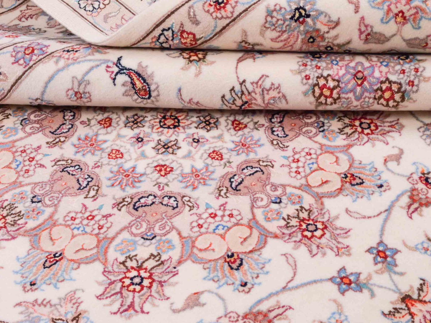 Handgeknüpfter Nain 6La Perserteppich von Khademi aus Wolle mit Seide, cremeweiß-beige. Persischer Orientteppich mit Medaillon. Von Hand geknüpft in Iran / Persien. Größe: 240 cm x 168 cm. Teppichnummer: SB3-1078 | Jupiter Intl.