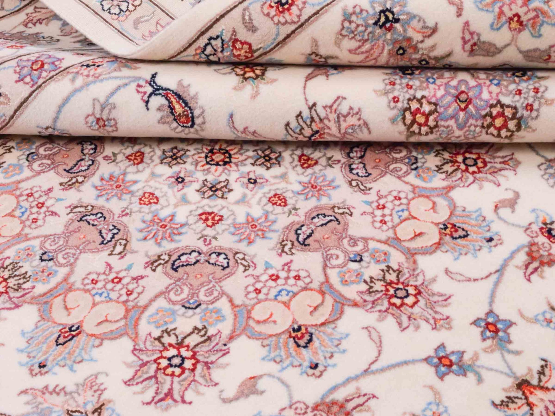 Handgeknüpfter Nain 6La Perserteppich von Khademi aus Wolle mit Seide, cremeweiß-beige. Persischer Orientteppich mit Medaillon. Von Hand geknüpft in Iran / Persien. Größe: 240 cm x 168 cm. Teppichnummer: SB3-1078 | Jupiter Intl.