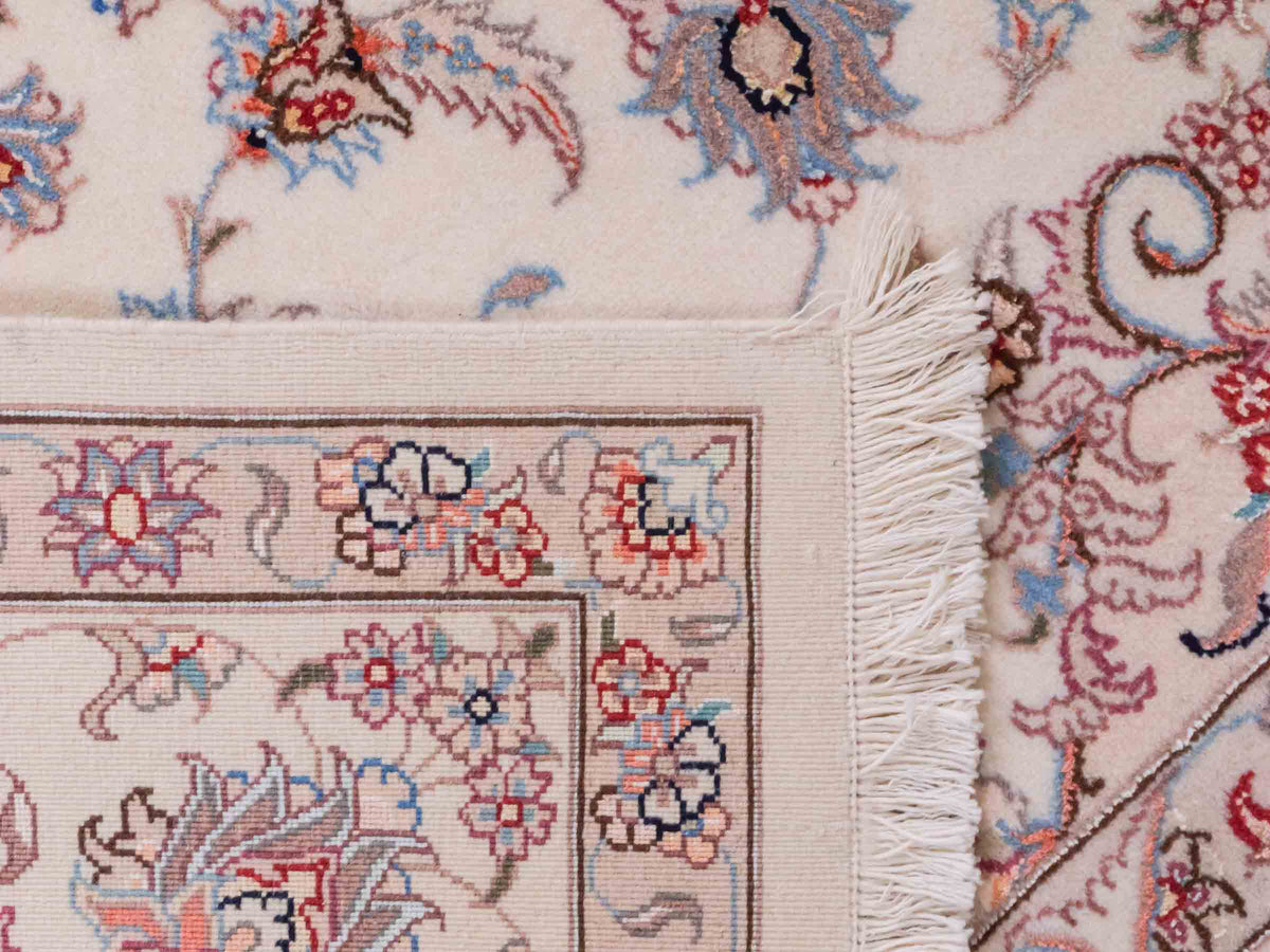 Handgeknüpfter Nain 6La Perserteppich von Khademi aus Wolle mit Seide, cremeweiß-beige. Persischer Orientteppich mit Medaillon. Von Hand geknüpft in Iran / Persien. Größe: 240 cm x 168 cm. Teppichnummer: SB3-1078 | Jupiter Intl.