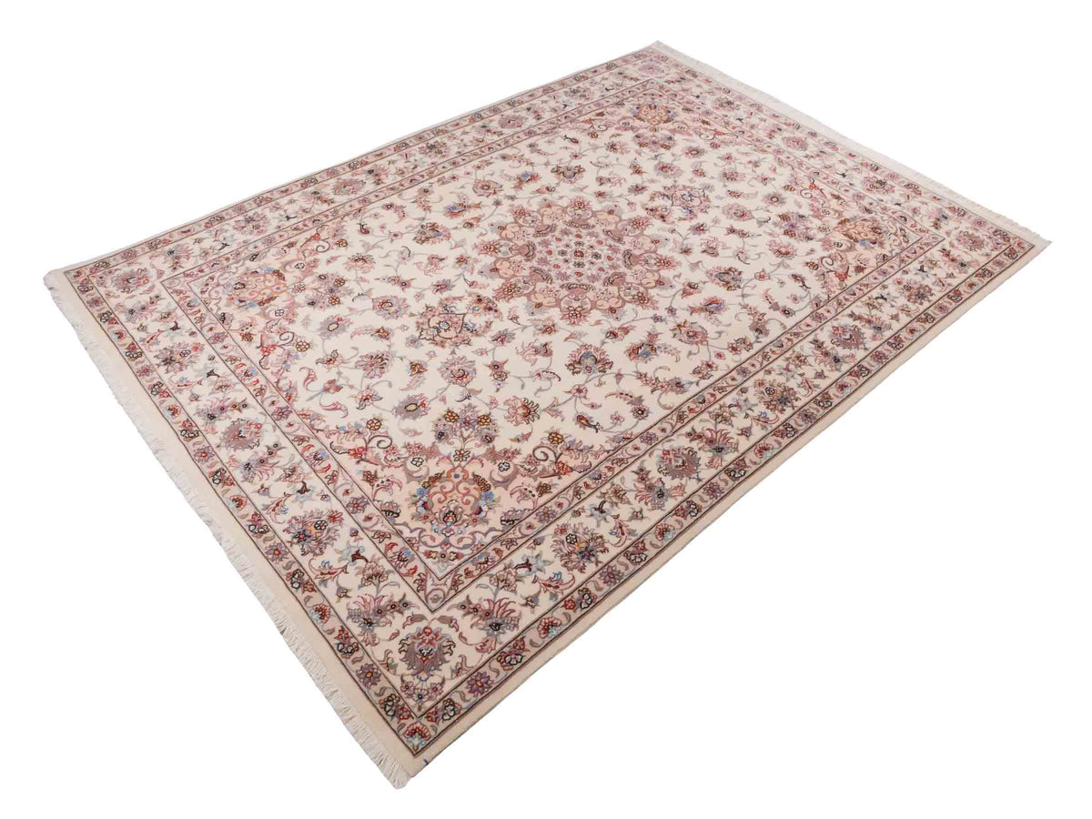 Handgeknüpfter Nain 6La Perserteppich von Khademi aus Wolle mit Seide, cremeweiß-beige. Persischer Orientteppich mit Medaillon. Von Hand geknüpft in Iran / Persien. Größe: 240 cm x 168 cm. Teppichnummer: SB3-1078 | Jupiter Intl.