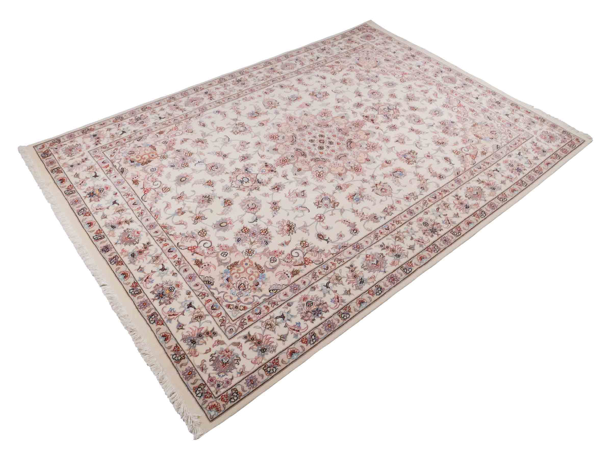 Handgeknüpfter Nain 6La Perserteppich von Khademi aus Wolle mit Seide, cremeweiß-beige. Persischer Orientteppich mit Medaillon. Von Hand geknüpft in Iran / Persien. Größe: 240 cm x 168 cm. Teppichnummer: SB3-1078 | Jupiter Intl.