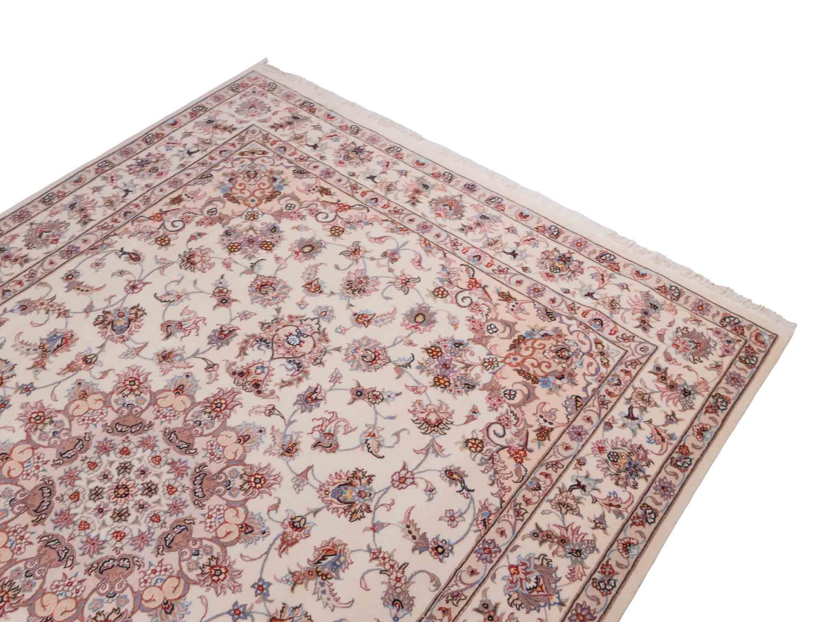 Handgeknüpfter Nain 6La Perserteppich von Khademi aus Wolle mit Seide, cremeweiß-beige. Persischer Orientteppich mit Medaillon. Von Hand geknüpft in Iran / Persien. Größe: 240 cm x 168 cm. Teppichnummer: SB3-1078 | Jupiter Intl.