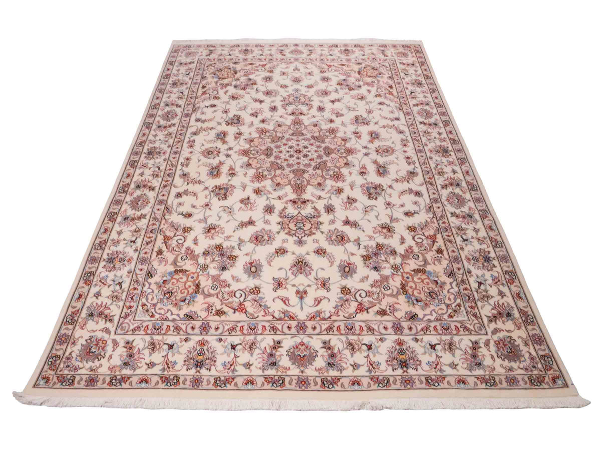 Handgeknüpfter Nain 6La Perserteppich von Khademi aus Wolle mit Seide, cremeweiß-beige. Persischer Orientteppich mit Medaillon. Von Hand geknüpft in Iran / Persien. Größe: 240 cm x 168 cm. Teppichnummer: SB3-1078 | Jupiter Intl.