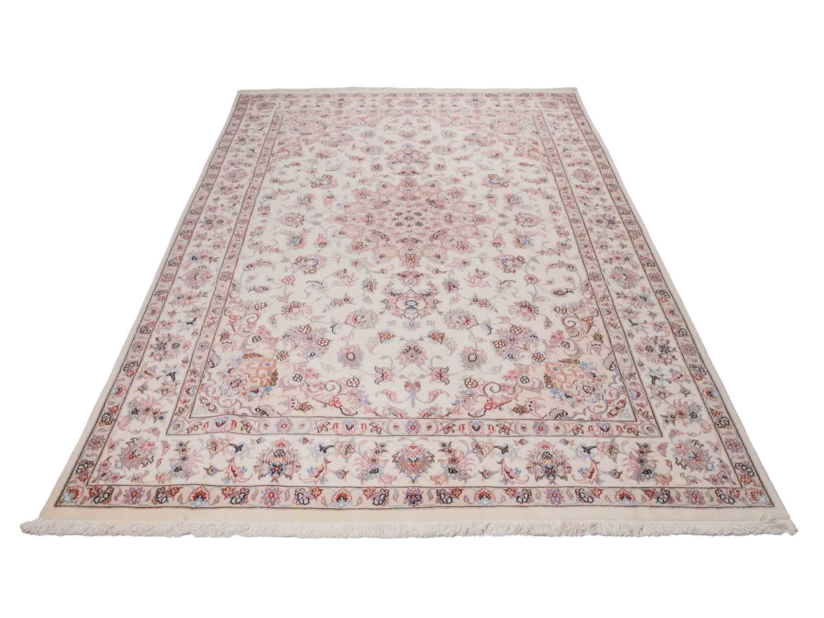 Handgeknüpfter Nain 6La Perserteppich von Khademi aus Wolle mit Seide, cremeweiß-beige. Persischer Orientteppich mit Medaillon. Von Hand geknüpft in Iran / Persien. Größe: 240 cm x 168 cm. Teppichnummer: SB3-1078 | Jupiter Intl.